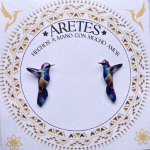 Aretes artesanales de Colibri Bebé Pechi Turpial– Accesorios exclusivos inspirados en la fauna Colombiana.