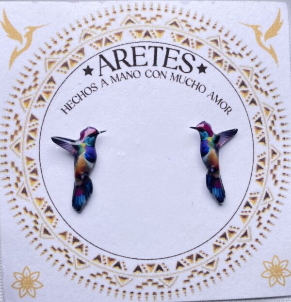 Aretes artesanales de Colibri Bebé Pechi Turpial– Accesorios exclusivos inspirados en la fauna Colombiana.