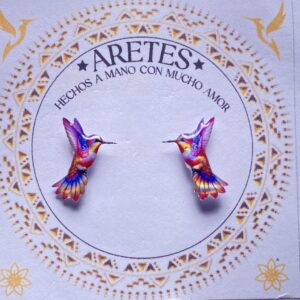 Aretes artesanales de Colibri Pechi Rosado– Accesorios exclusivos inspirados en la fauna Colombiana.