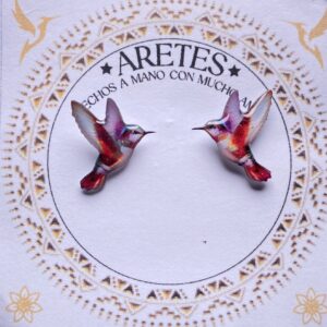 Aretes artesanales de Colibri Salmón– Accesorios exclusivos inspirados en la fauna Colombiana.