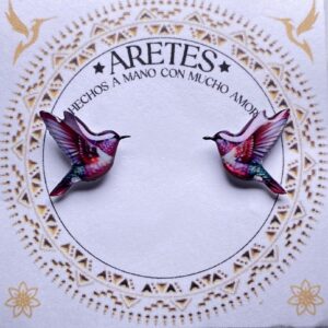 Aretes artesanales de Colibri Fucsia– Accesorios exclusivos inspirados en la fauna Colombiana.