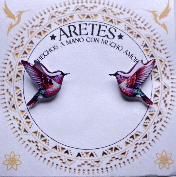 Aretes artesanales de Colibri Fucsia– Accesorios exclusivos inspirados en la fauna Colombiana.