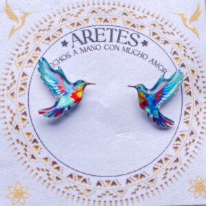 Aretes artesanales de Colibri Verde Pechi Rojo– Accesorios exclusivos inspirados en la fauna Colombiana.