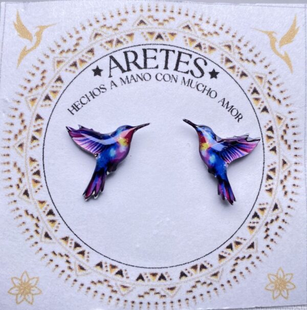 Aretes artesanales de Colibri Lila Pechi Amarillo– Accesorios exclusivos inspirados en la fauna Colombiana.