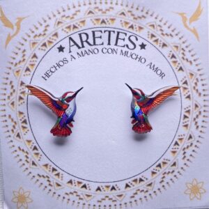 Aretes artesanales de Colibri Fucsia Cabeci Roja– Accesorios exclusivos inspirados en la fauna Colombiana.