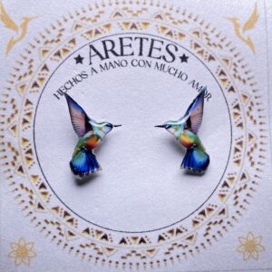 Aretes artesanales de Colibri Verde Azul– Accesorios exclusivos inspirados en la fauna Colombiana.
