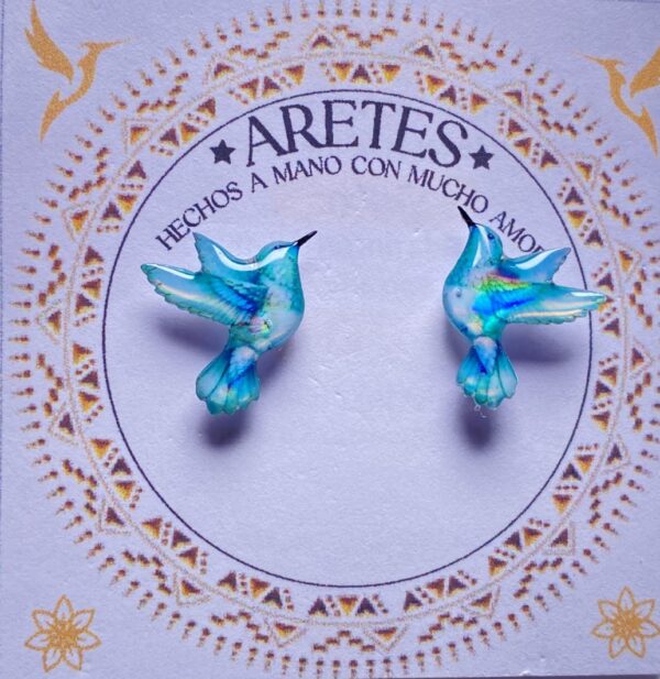 Aretes artesanales de Colibri Verde Celestial– Accesorios exclusivos inspirados en la fauna Colombiana.
