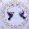 Aretes artesanales de Colibri Azul Vistoso Fucsia– Accesorios exclusivos inspirados en la fauna Colombiana.