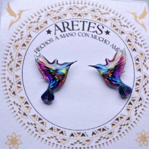 Aretes artesanales de Colibri Azul Vistoso Fucsia– Accesorios exclusivos inspirados en la fauna Colombiana.