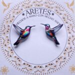 Aretes artesanales de Colibri Tropical– Accesorios exclusivos inspirados en la fauna Colombiana.
