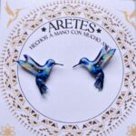 Aretes artesanales de Colibri Azul Encanto– Accesorios exclusivos inspirados en la fauna Colombiana.