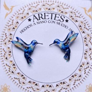 Aretes artesanales de Colibri Azul Encanto– Accesorios exclusivos inspirados en la fauna Colombiana.