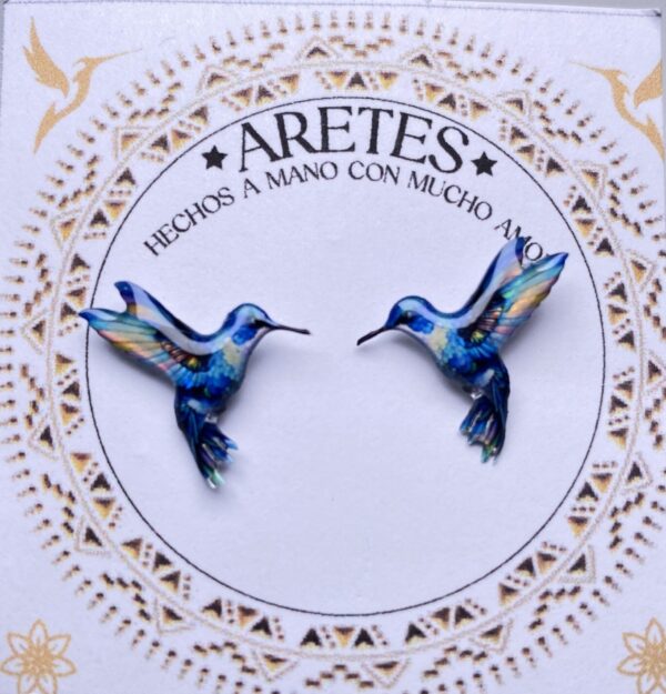 Aretes artesanales de Colibri Azul Encanto– Accesorios exclusivos inspirados en la fauna Colombiana.