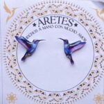 Aretes artesanales de Colibri Tierno Lila Platizado– Accesorios exclusivos inspirados en la fauna Colombiana.