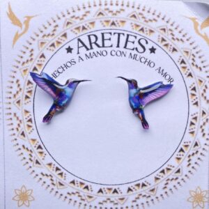 Aretes artesanales de Colibri Tierno Lila Platizado– Accesorios exclusivos inspirados en la fauna Colombiana.