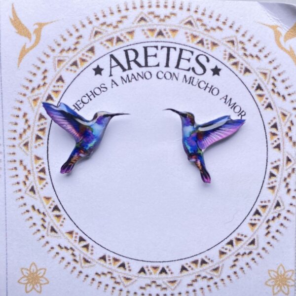 Aretes artesanales de Colibri Tierno Lila Platizado– Accesorios exclusivos inspirados en la fauna Colombiana.