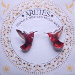 Aretes artesanales de Colibri Rojo Platizado– Accesorios exclusivos inspirados en la fauna Colombiana.