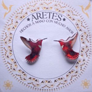 Aretes artesanales de Colibri Rojo Platizado– Accesorios exclusivos inspirados en la fauna Colombiana.