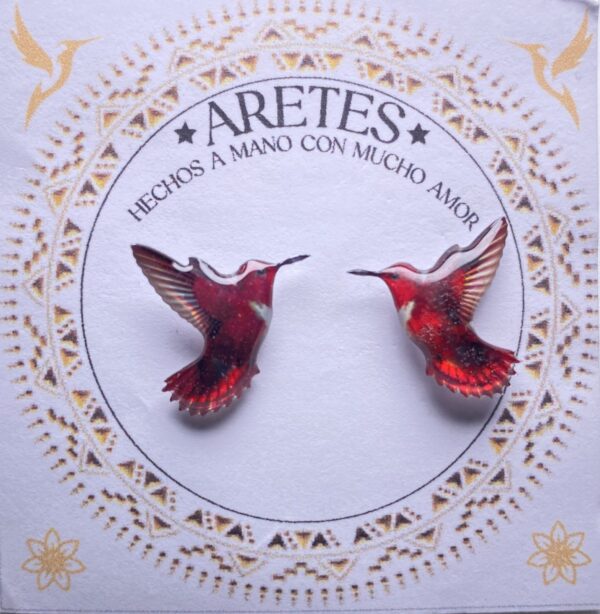 Aretes artesanales de Colibri Rojo Platizado– Accesorios exclusivos inspirados en la fauna Colombiana.