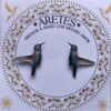 Aretes artesanales de Colibri Neutro Tierra– Accesorios exclusivos inspirados en la fauna Colombiana.