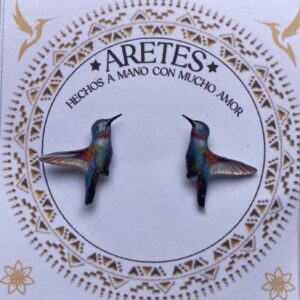 Aretes artesanales de Colibri Neutro Tierra– Accesorios exclusivos inspirados en la fauna Colombiana.