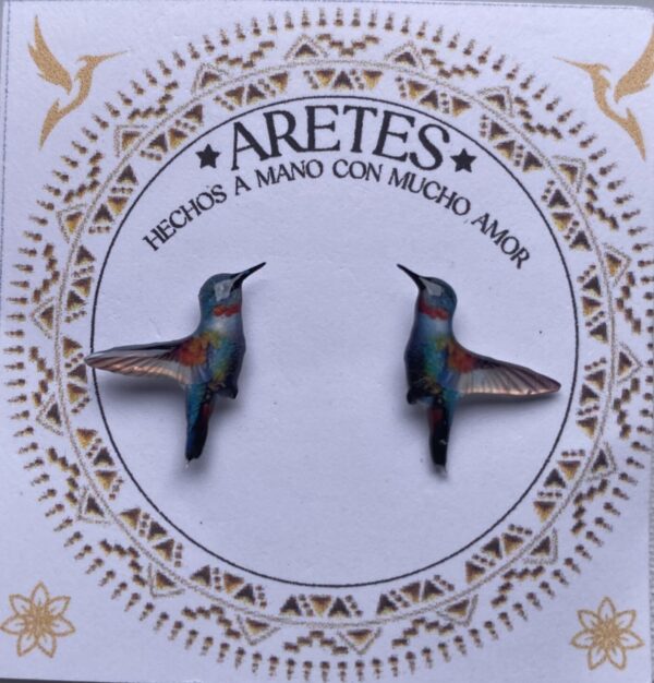 Aretes artesanales de Colibri Neutro Tierra– Accesorios exclusivos inspirados en la fauna Colombiana.