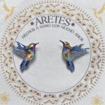 Aretes artesanales de Colibri Grisaceo Amarillo– Accesorios exclusivos inspirados en la fauna Colombiana.