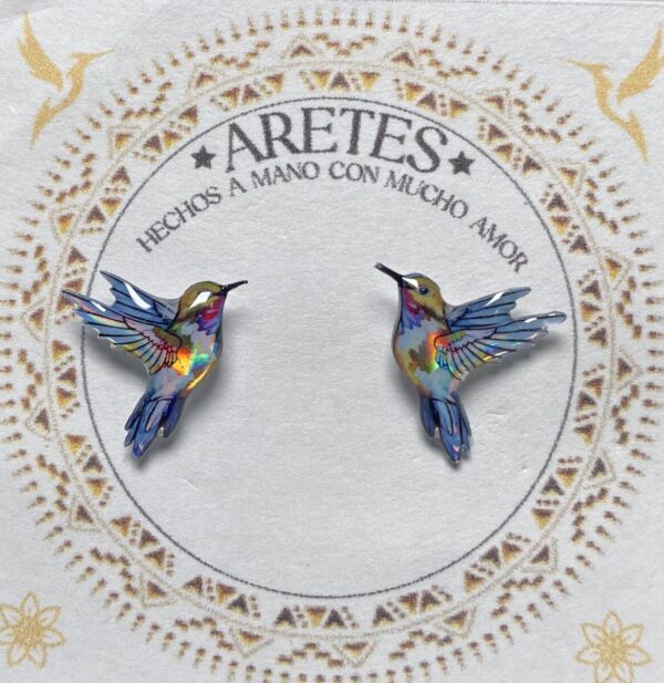 Aretes artesanales de Colibri Grisaceo Amarillo– Accesorios exclusivos inspirados en la fauna Colombiana.