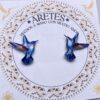 Aretes artesanales de Colibri Azul Esperanza de Alas Abiertas– Accesorios exclusivos inspirados en la fauna Colombiana.