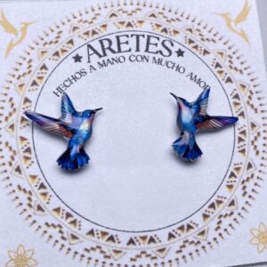 Aretes artesanales de Colibri Azul Esperanza de Alas Abiertas– Accesorios exclusivos inspirados en la fauna Colombiana.