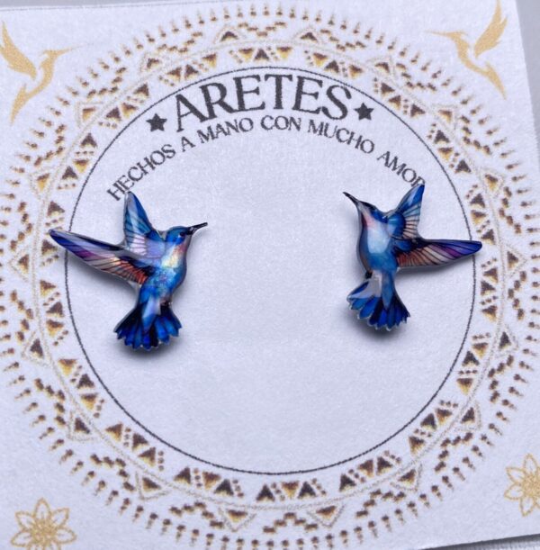 Aretes artesanales de Colibri Azul Esperanza de Alas Abiertas– Accesorios exclusivos inspirados en la fauna Colombiana.
